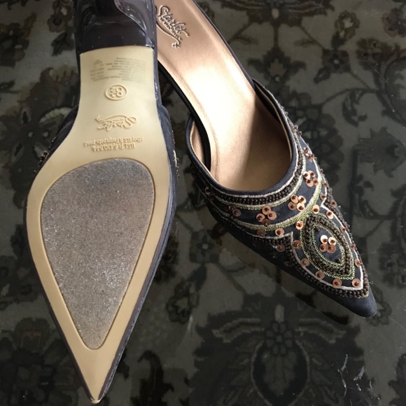 Women,s beaded shoes. Low heals and pointed toes. - Picture 3 of 6